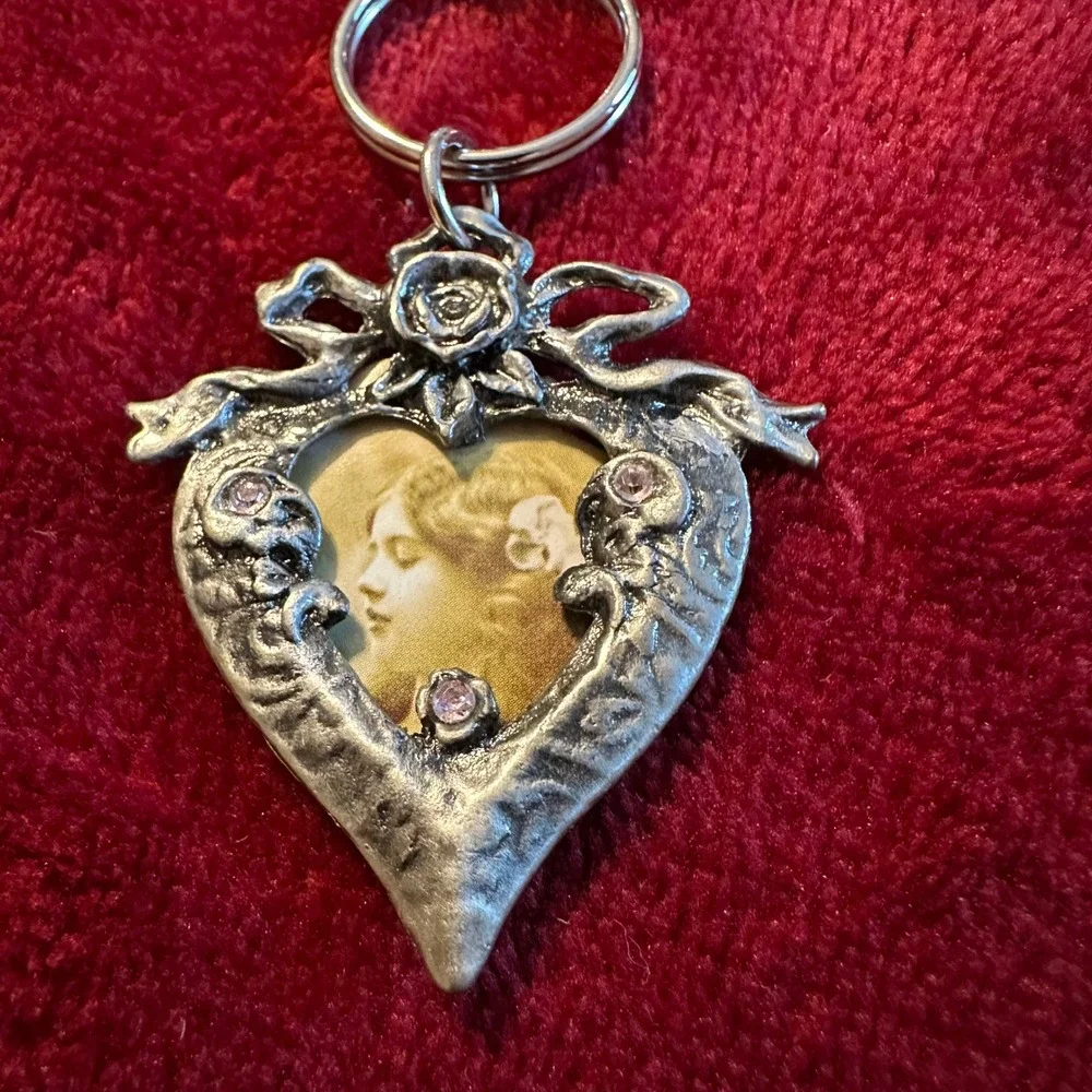 Vintage Style Heart Photo Frame Keychain Silver Tone Pink Rhinestone Bow Rose